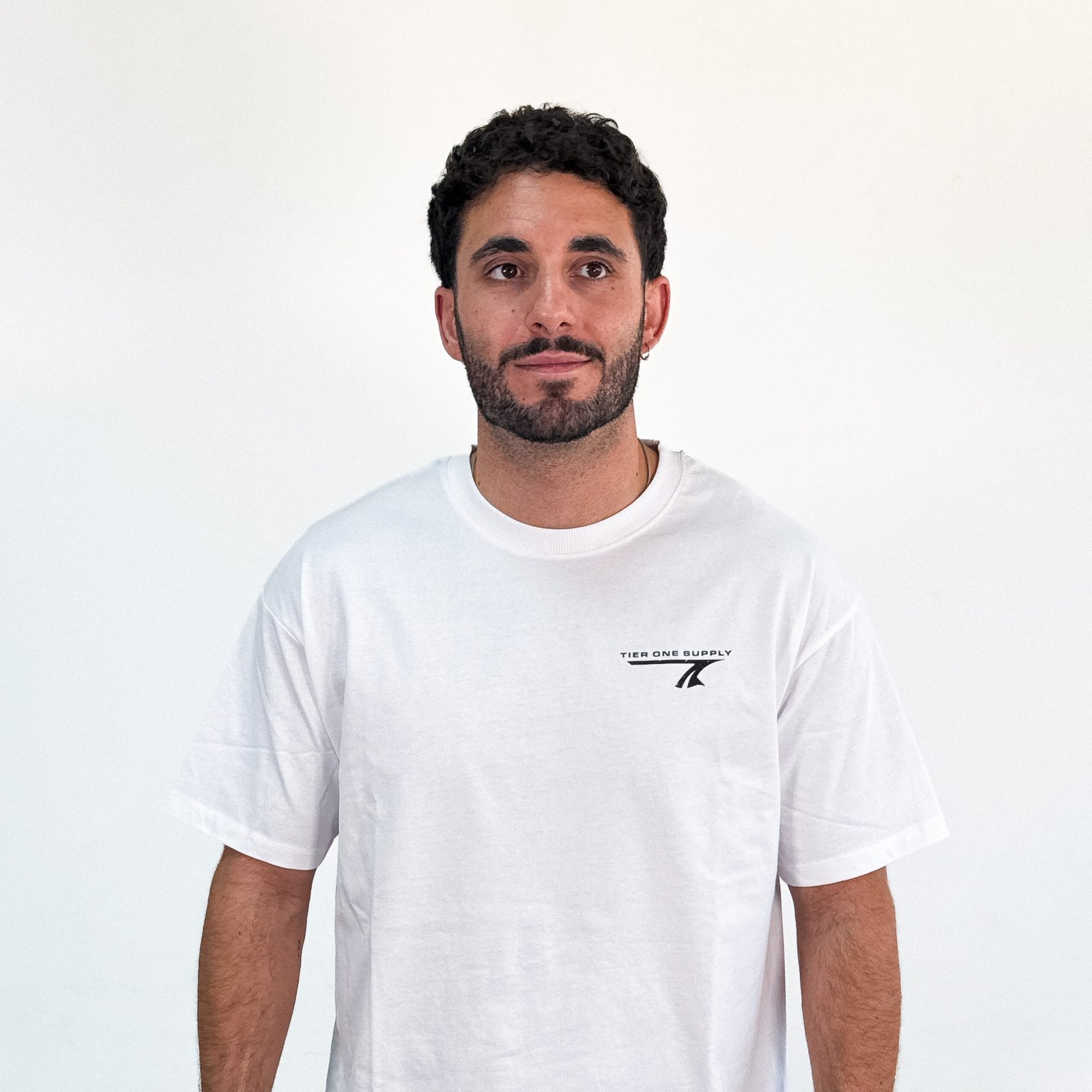 Camiseta Oversize Tier One Supply Blanca - Edición Limitada