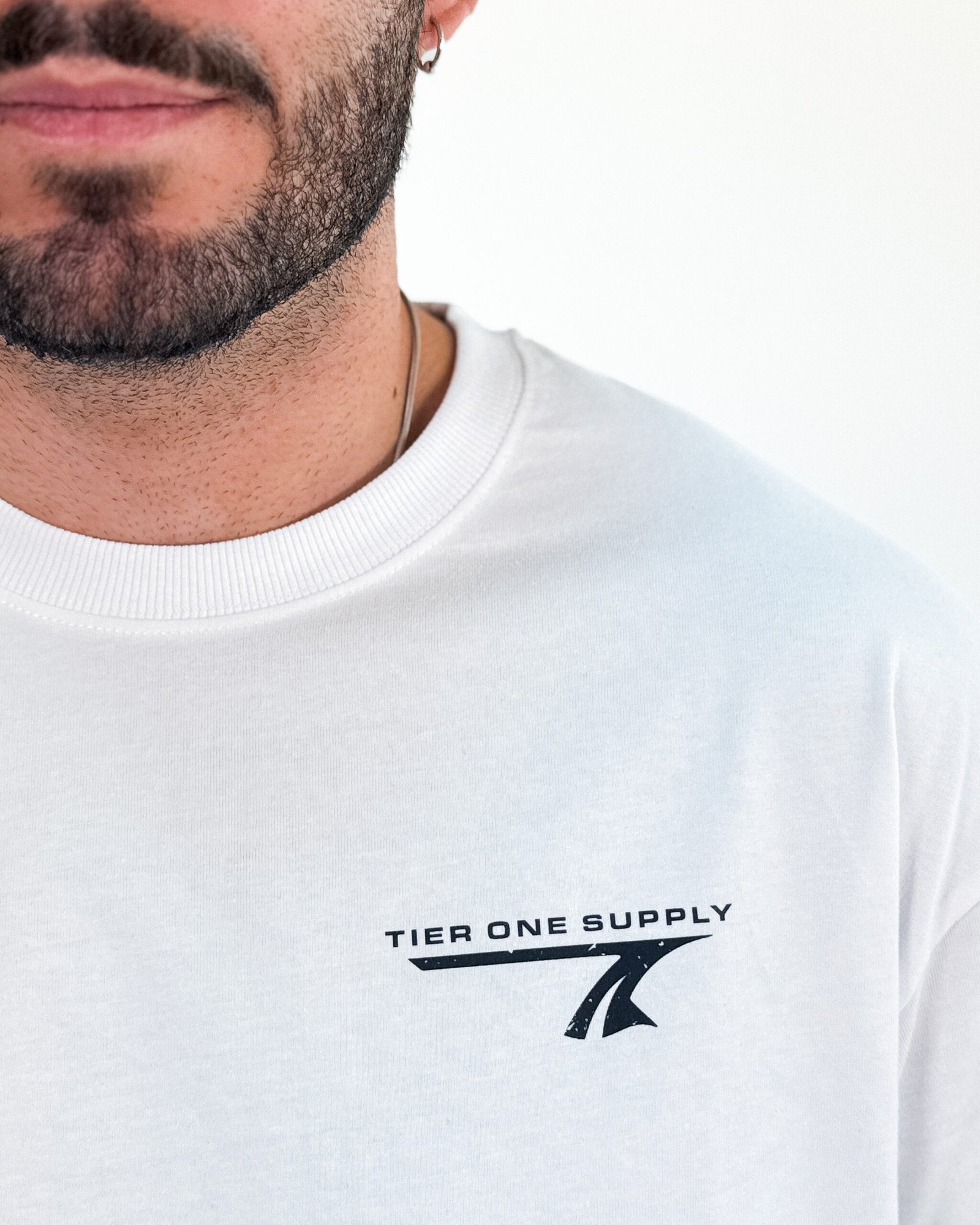Camiseta Oversize Tier One Supply Blanca - Edición Limitada - Image 5