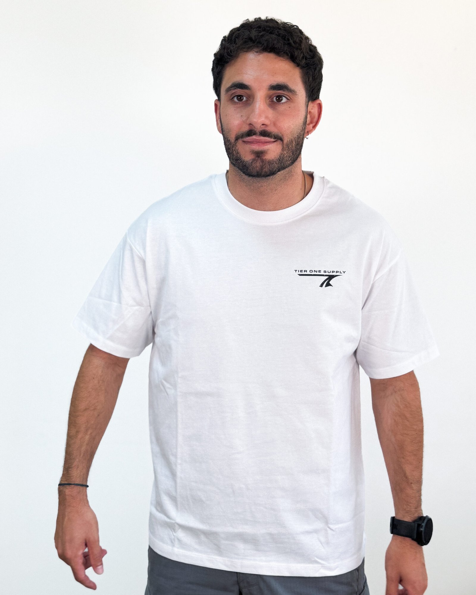 Camiseta Oversize Tier One Supply Blanca - Edición Limitada - Image 4