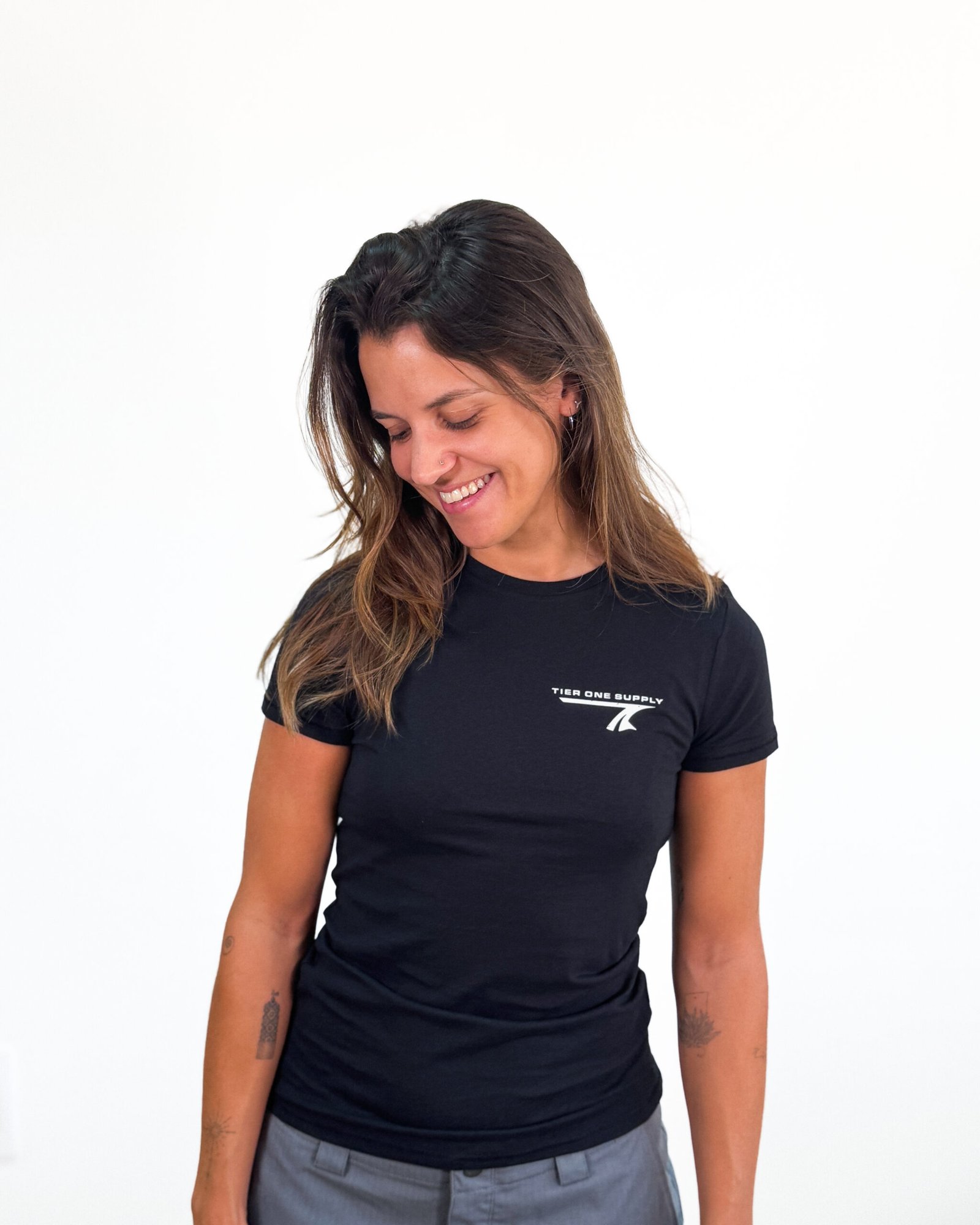 Camiseta Mujer Tier One Supply Negra - Algodón Orgánico Premium - Image 5