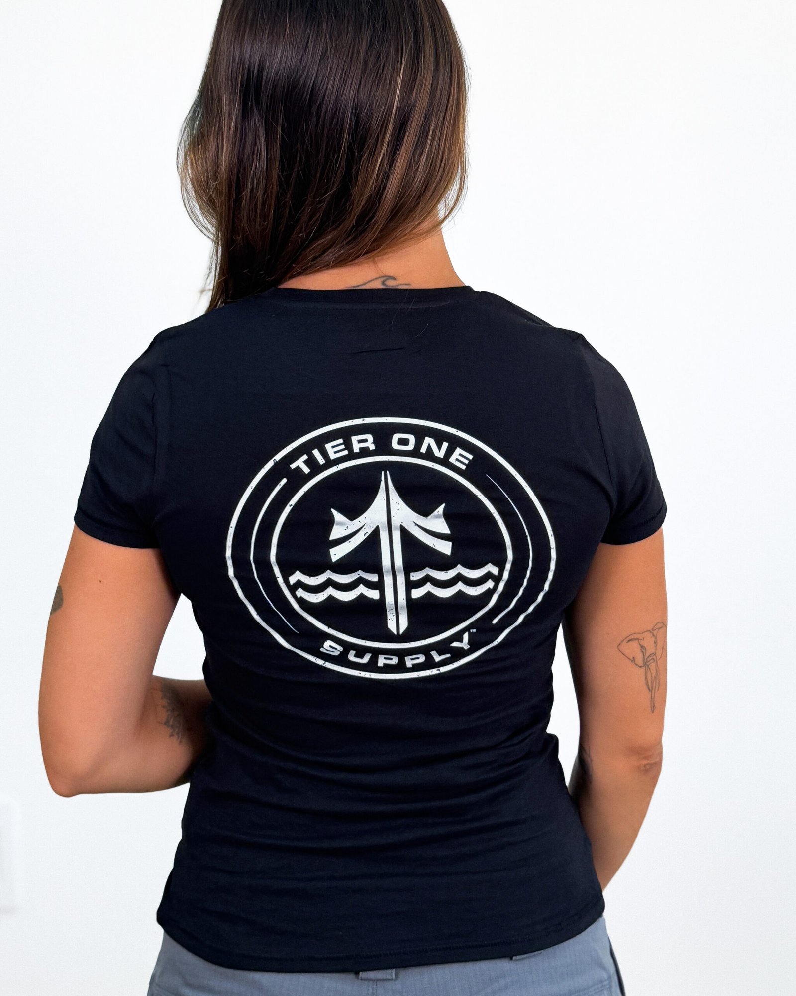 Camiseta Mujer Tier One Supply Negra - Algodón Orgánico Premium - Image 2