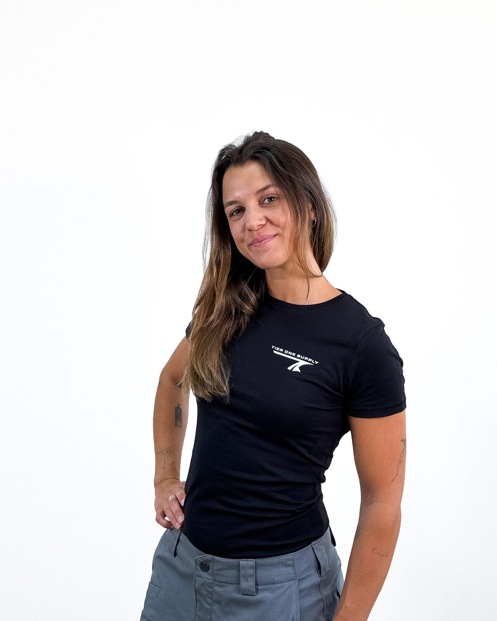 Camiseta Mujer Tier One Supply Negra - Algodón Orgánico Premium - Image 3